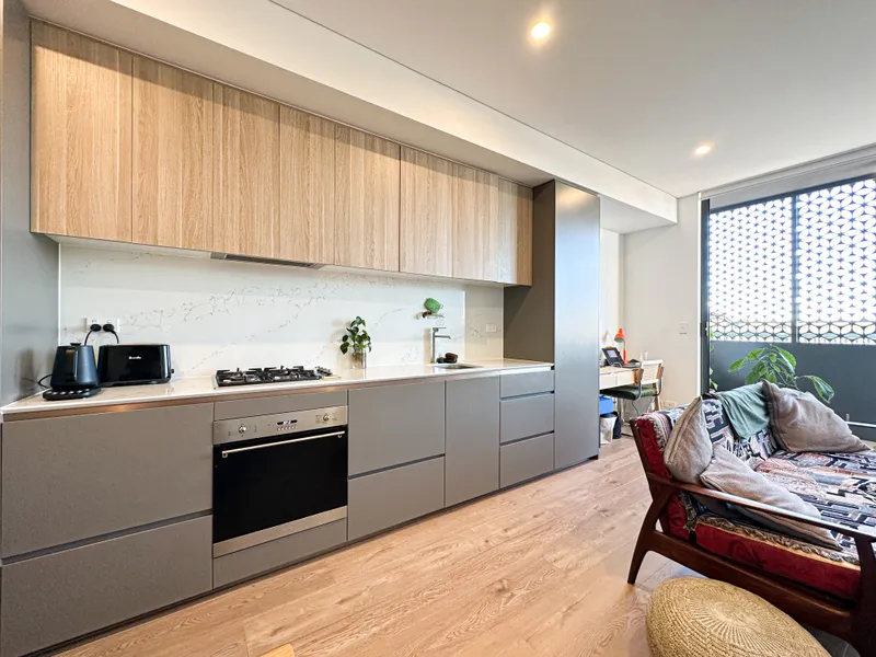 Nearly New Apartment READY TO MOVE IN, Luxurious 1 bed apartments with studies in the heart of Marrickville Village.