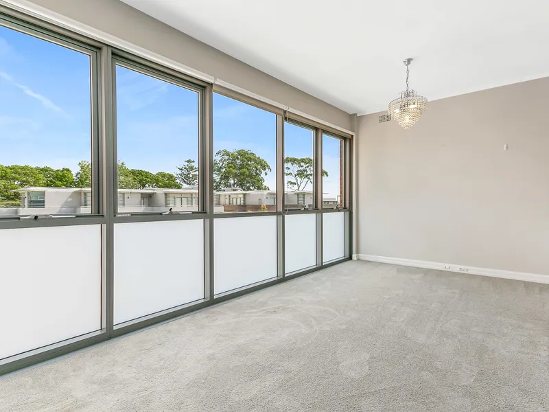 SUNNY & SPACIOUS UNIT - DOUBLE GARAGE! ACCESS VIA DROVERS WAY