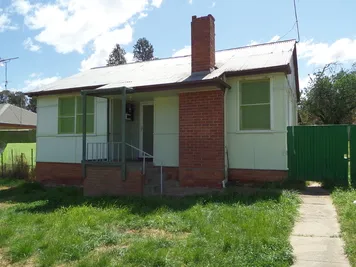 Tidy home close to pool!