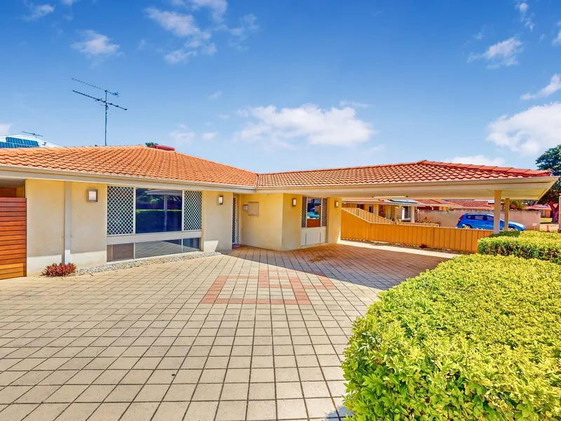 FABULOUS STREET FRONT PROPERTY WITH PARK OUTLOOK. LOADS OF POTENTIAL HERE!