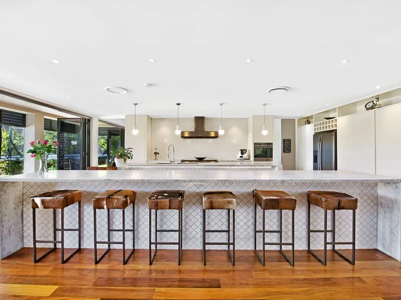 SENSATIONAL WATERFRONT ENTERTAINER -   TSS