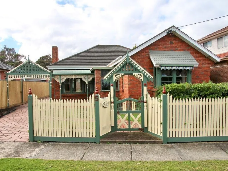 AMAZING POSITION IN THIS BEACHSIDE CUL DE SAC