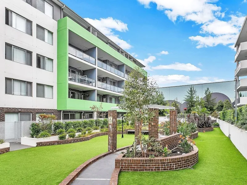 GLOWING WITH NATURAL LIGHT CORNER APARTMENT WITH SUNNY NORTH FACING BALCONY