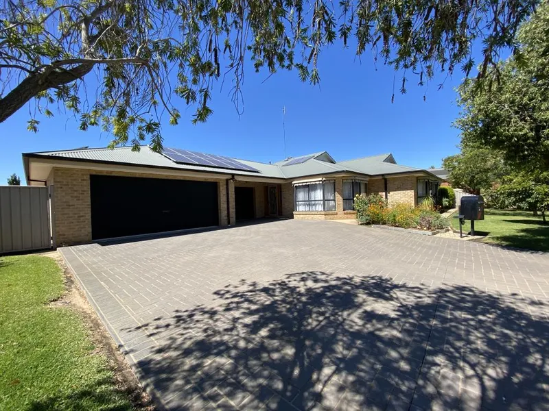 Large Home - Perfect For Those Who Enjoy Entertaining