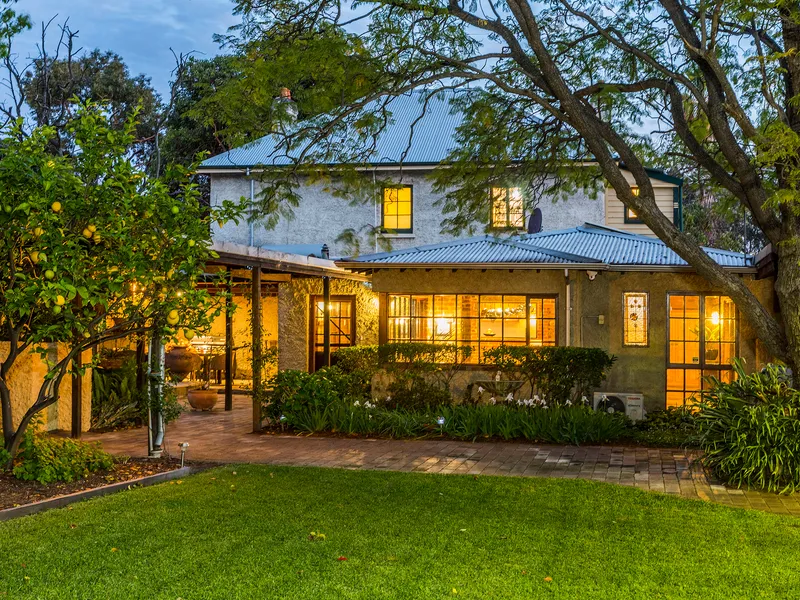 EXCLUSIVE GEORGIAN RESIDENCE (C1850) WITH B/G POOL ON A MASSIVE 1877 SQM  –  A ONCE IN A LIFETIME OPPORTUNITY!