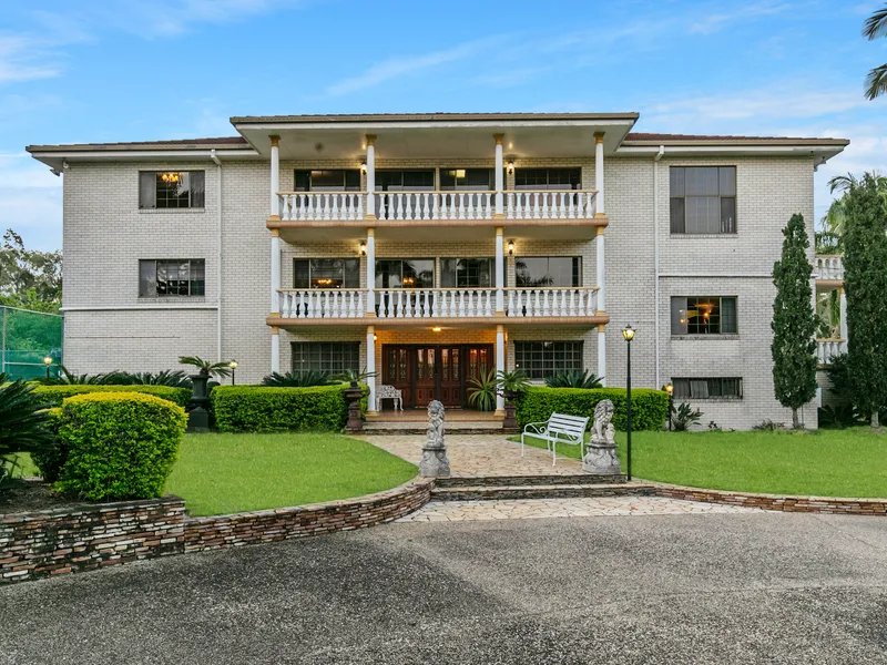 SPRAWLING ACREAGE HOME CLOSE TO BRISBANE CBD