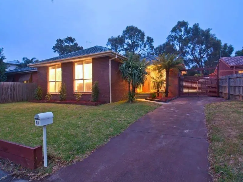 Great Family Home - 3 Bedrooms, 2 Bathrooms, Extra Large Lounge, Split System, & Fully Fenced