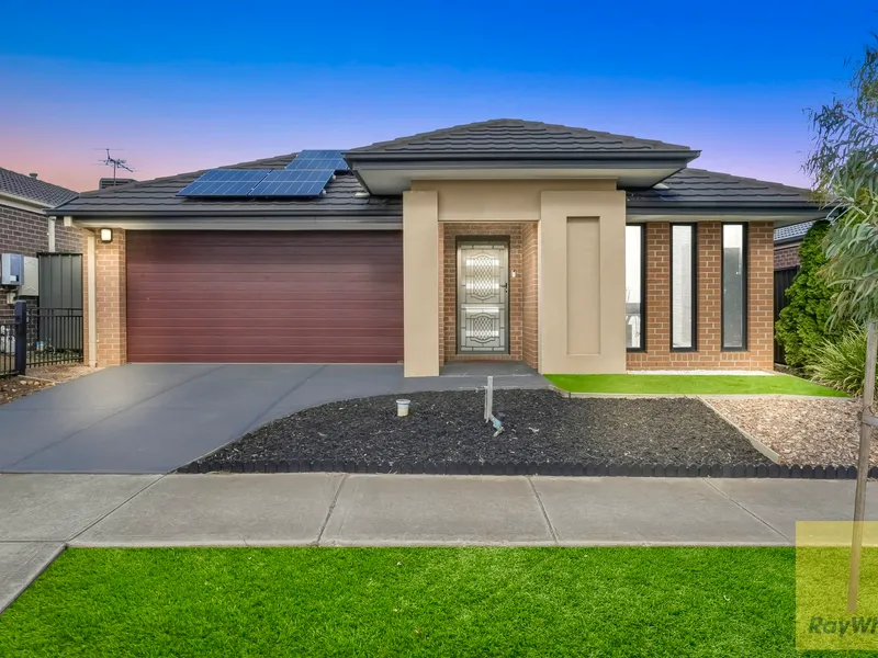 Walking Distance to Tarneit P - 9 College and Tarneit Gardens Shopping Centre !!