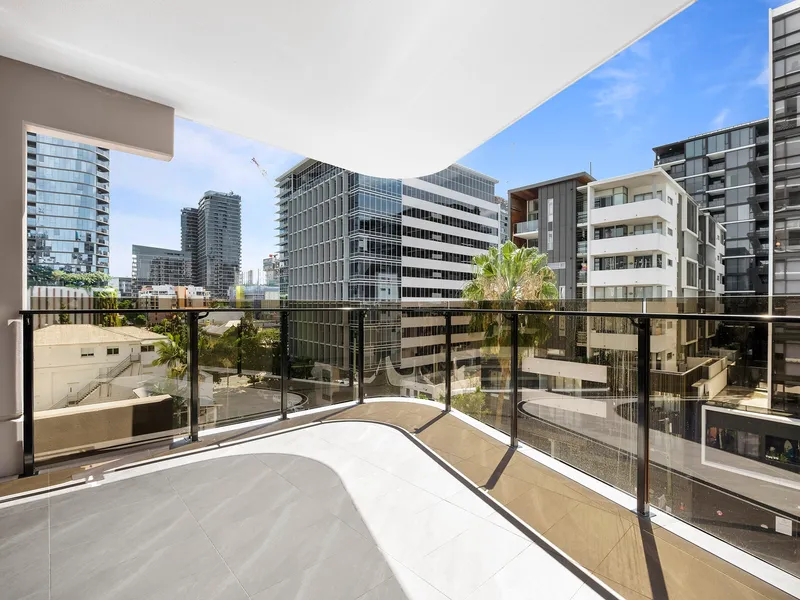 Experience Luxurious Living in South Brisbane: Stunning 3 Bedroom Unit with Premium Fittings, Balcony and 2 Car Spaces