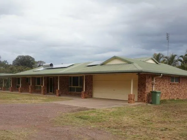 LARGE FAMILY HOME ROOM FOR THE HORSE