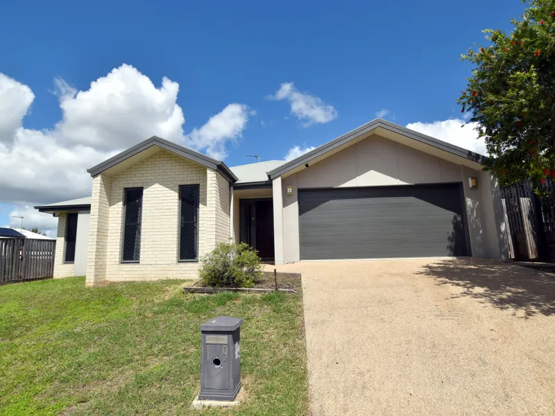:: FAMILY HOME IN THE GREAT LOCATION OF HILL CLOSE ESTATE