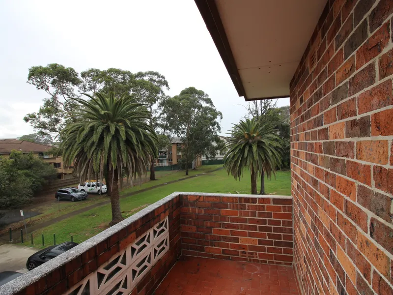 ENQUIRE NOW! This wonderful unit is positioned in the perfect location with Nepean Centro right at you door step!