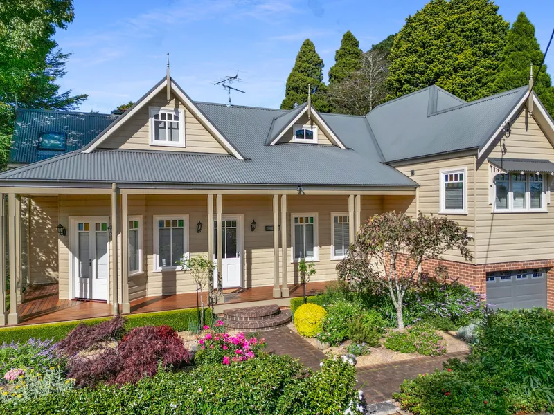 Impressive Contemporary Residence with Traditional Elegance