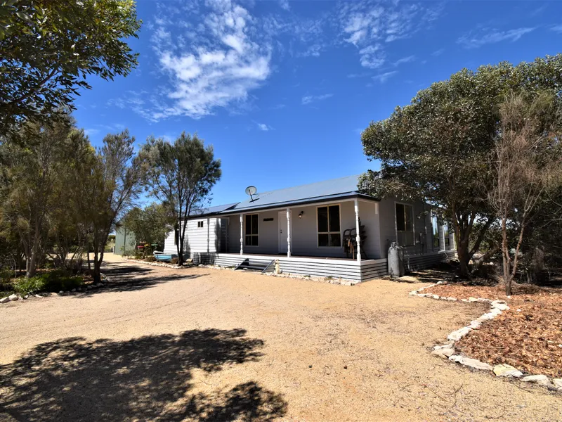 The Crab Shack, set on 5000m2, offers 3 bedrooms, 2-bathrms with plenty of parking spaces. 
