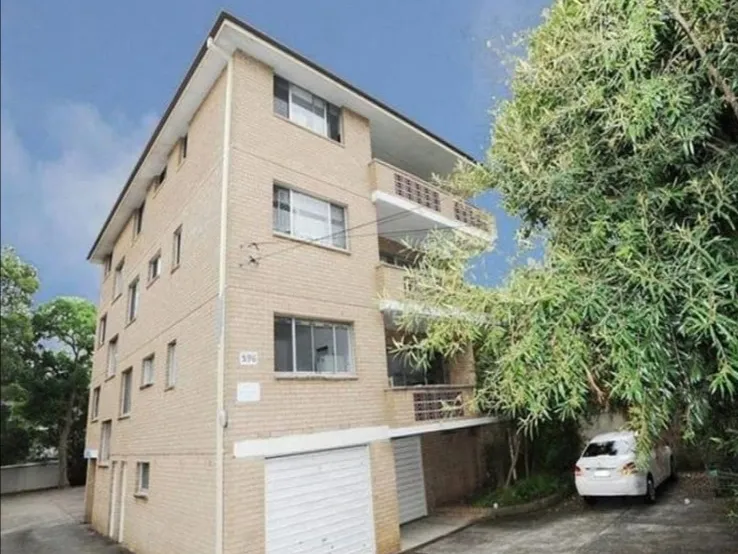 Huge Apartment, Short Stroll to Eastwood Station