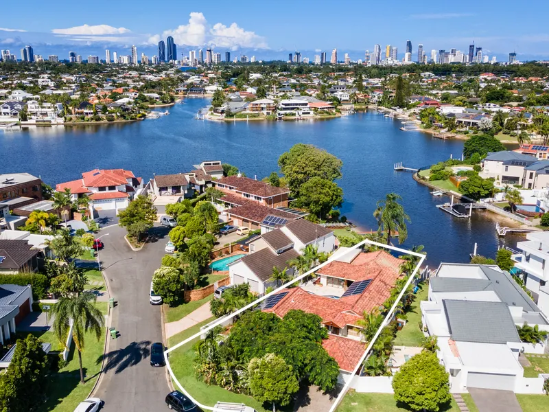 EAST-FACING FAMILY ENTERTAINER WITH SKYLINE VIEWS // SINGLE LEVEL HOME ON LARGE 918m2 BLOCK