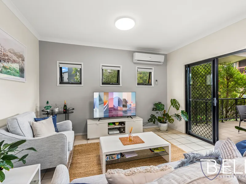 Modern, Stylish And Convenient Townhouse!