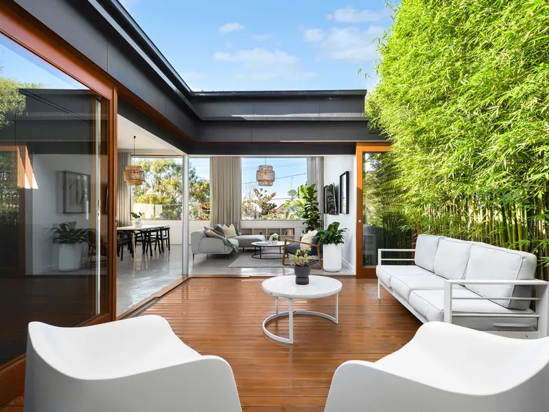 A Sanctuary of Light, Tranquility and Privacy Just a Short Walk to Iconic Bronte Beach