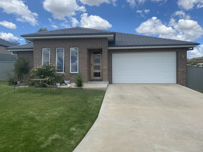 MODERN EXECUTIVE HOME - GREAT INVESTMENT