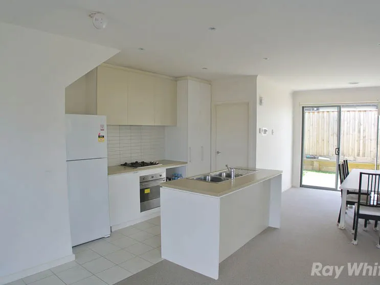 EXECUTIVE 3 BEDROOM RESIDENCE IN THE WAVERLEY PARK ESTATE WITH HEATING AND COOLING!