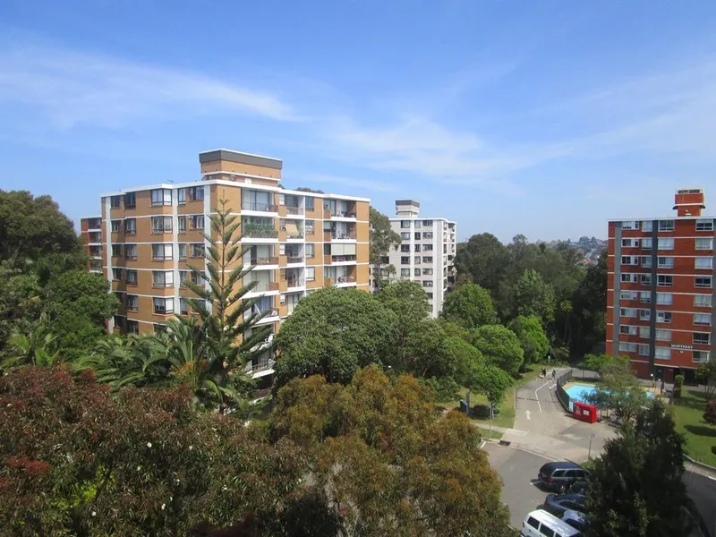 LARGE SUNNY THREE BEDROOM APARTMENT