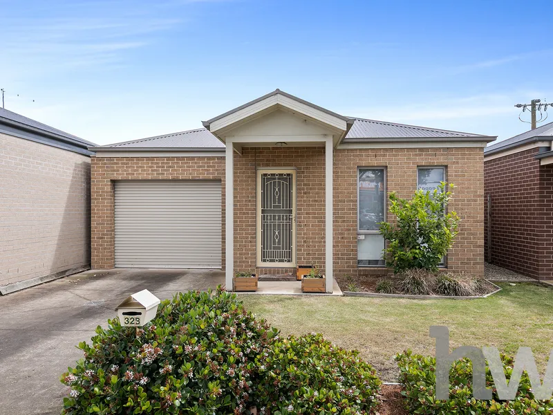 Perfect Start to Enter the Market, Ideal Investment or Downsizing. Look no Further! Townhouse on its own title.!