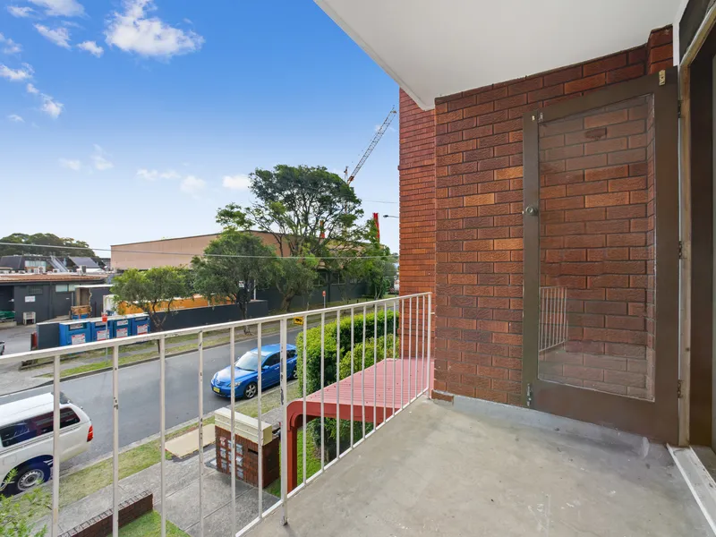 Neat two bedroom unit in Eastlakes with a car space