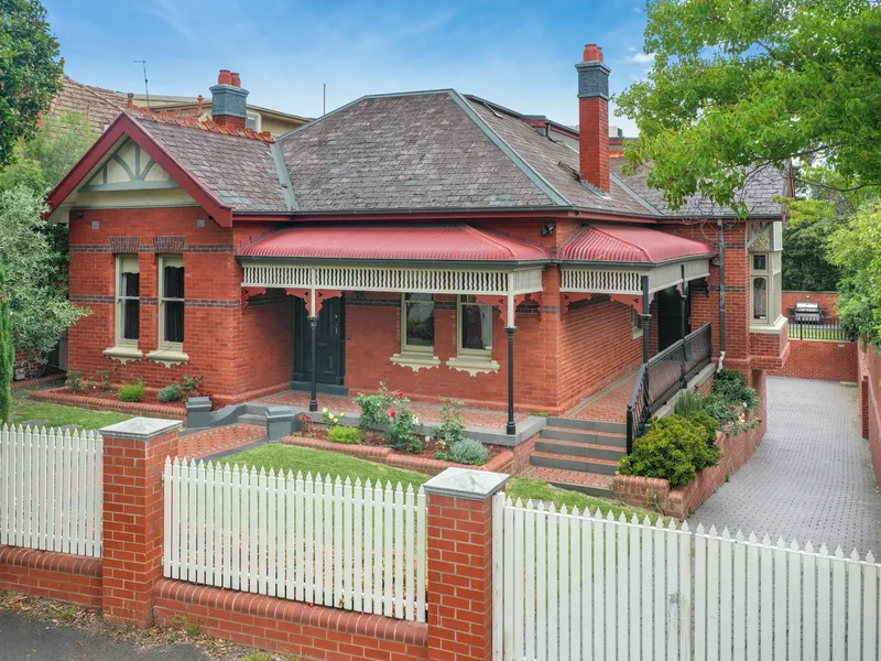 THE PINNACLE OF LUXURY LIVING