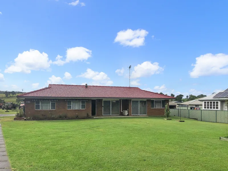 4 BEDROOM, BRICK & CLOSE TO TOWN