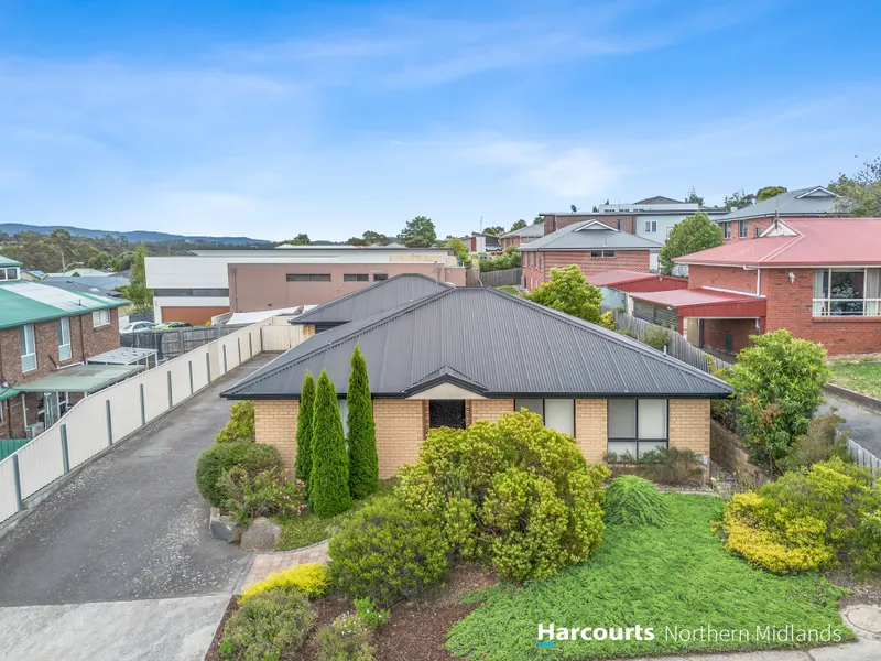 Low Maintenance Modern Unit in Summerhill