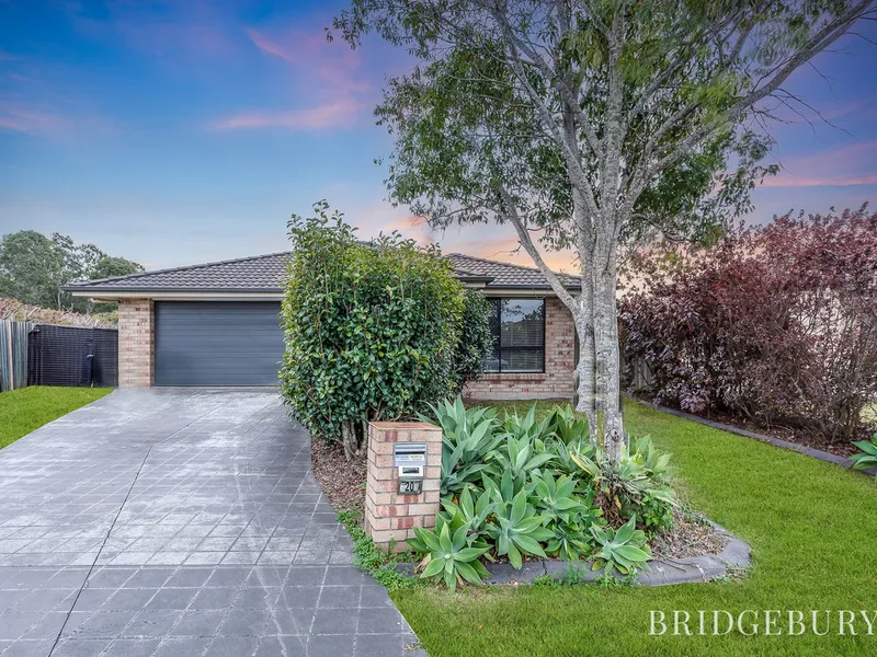 Stunning Family Home on a Generous 746m2 Block with Double Gate Side Access