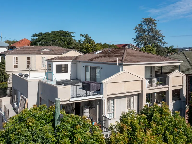 Spacious Penthouse in the heart of Gordon Park!