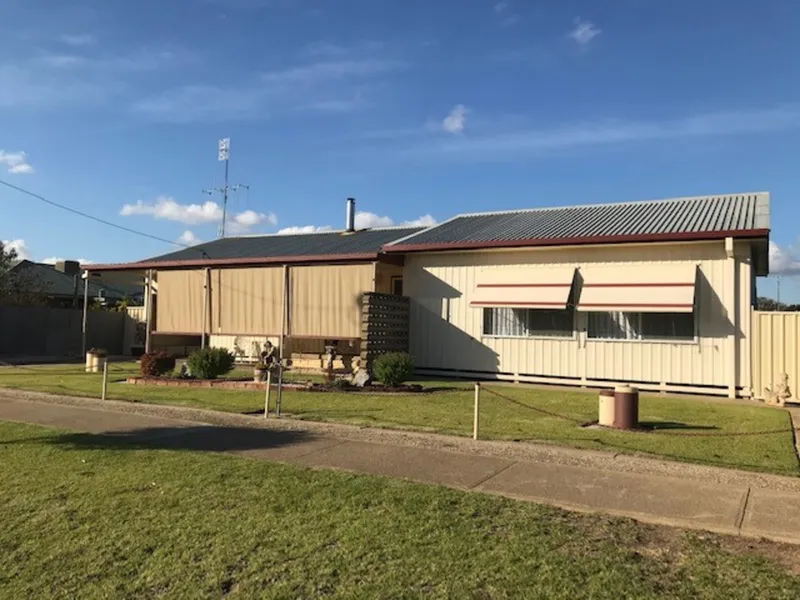 Neat as a pin - and location to boot