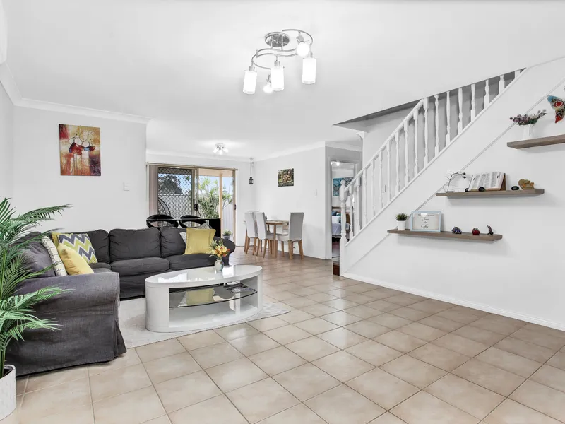 Sunny contemporary townhouse in a convenient location