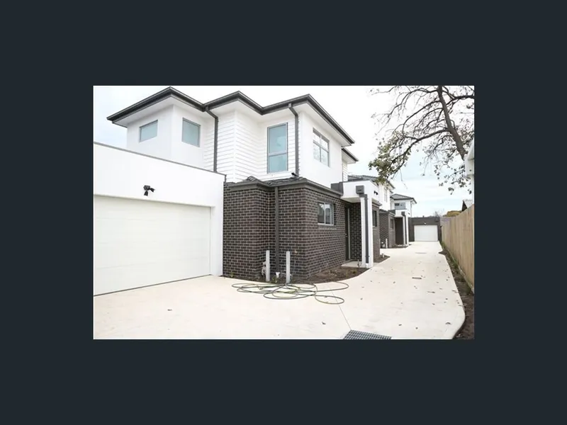 Three bedroom townhouse in outstanding location