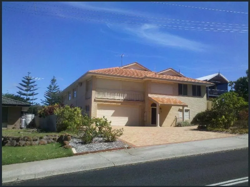 Spacious, air conditioned 4X2 home only minutes to the beach