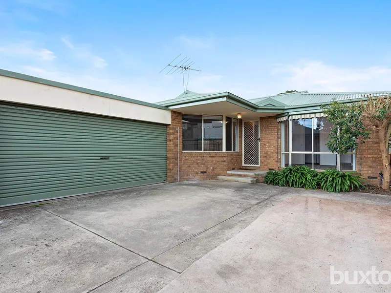 FULLY RENOVATED 3 BEDROOM UNIT - REAR UNIT OF 2