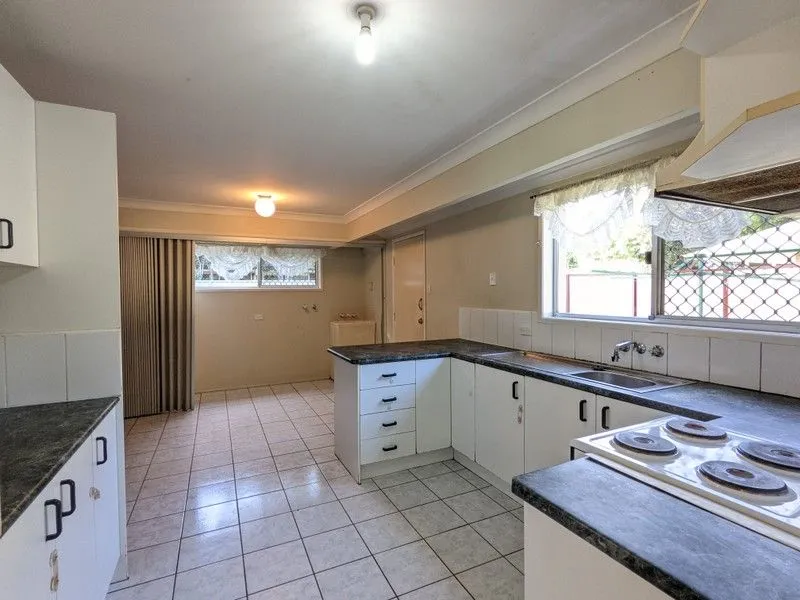 GREAT LOCATION LOW-SET HOME