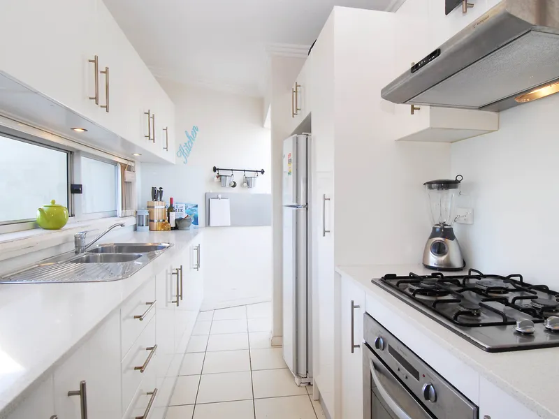 Modern One Bedroom Apartment With Study In The Heart Of Coogee