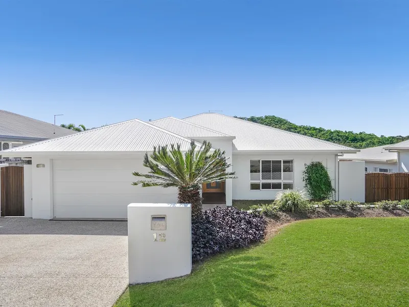 EXECUTIVE 6 BEDROOM HOME WITH EXTENDED FAMILIES IN MIND! BONUS SIDE ACCESS