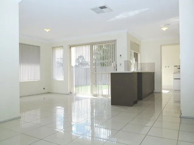 LOVELY 4 x 2 WITH 2 LIVING AREAS & EVAP COOLING.