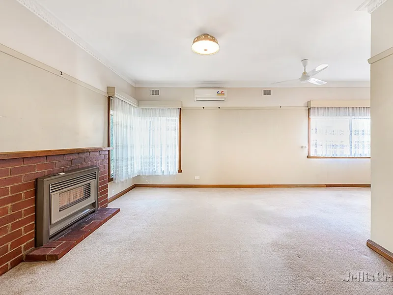 CLOSE TO SCHOOLS, SHOPS, CAFES & PARKLAND