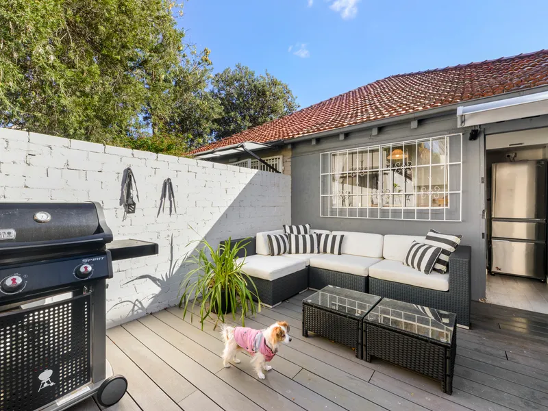 BEAUTIFULLY RENOVATED SEMI OFFERING SPACIOUS INTERIORS W/ LARGE REAR YARD