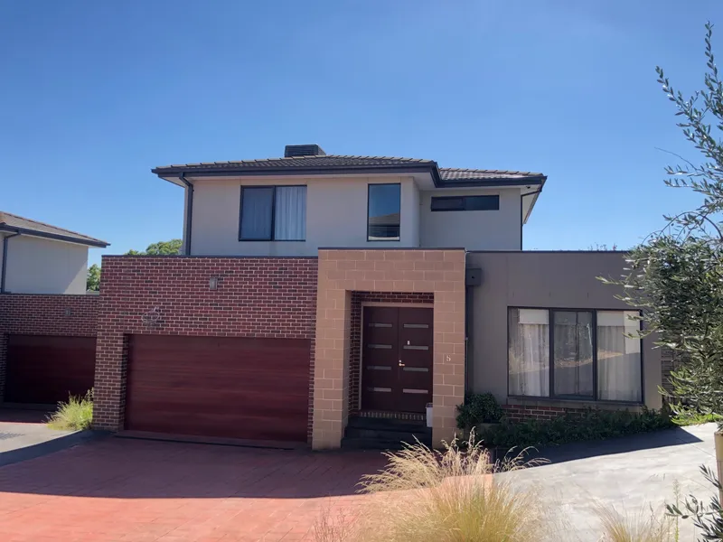 Modern Townhouse in a convenient location. Easy to maintain