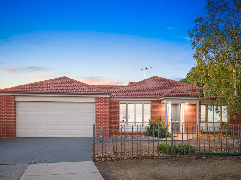 SPACIOUS FAMILY HOME IN SOUGHT AFTER WERRIBEE POCKET - WALK TO EVERYTHING!!
