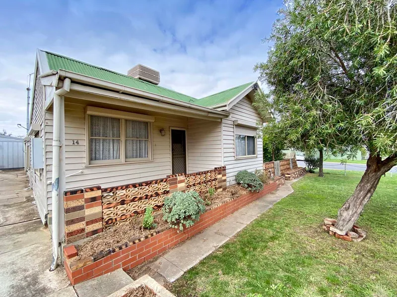 A quaint original Railway Workers Cottage - with the magnificent Maryborough Railway Station visible from the Kitchen window!