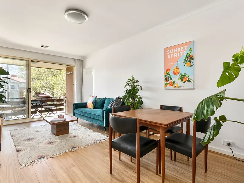 Light and Style with Perfect Parkland Proximity!