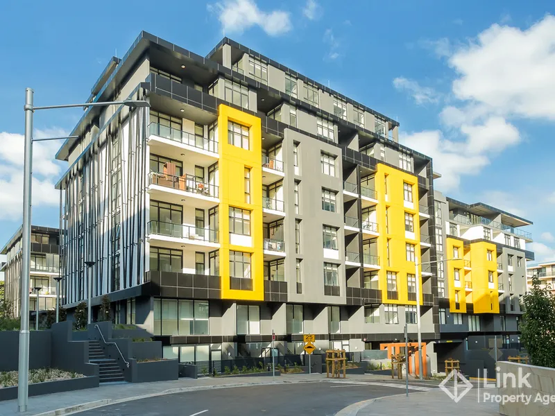 Spacious Two bedrooms modern apartment plus study & 2 secured car spaces!