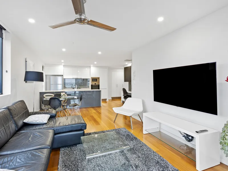 SPACIOUS TWO BEDROOM WITH CITY VIEW CENTRA TOOWONG