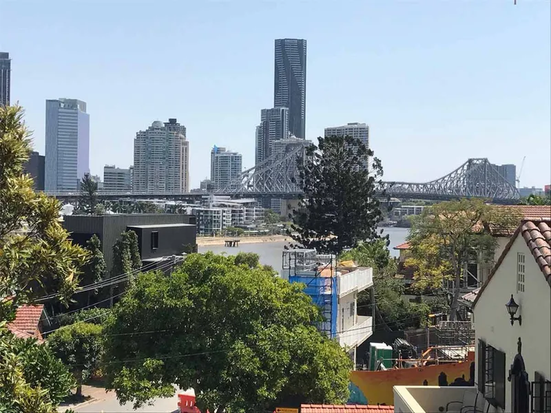 Spectacular views of the River, Story Bridge and Dockside